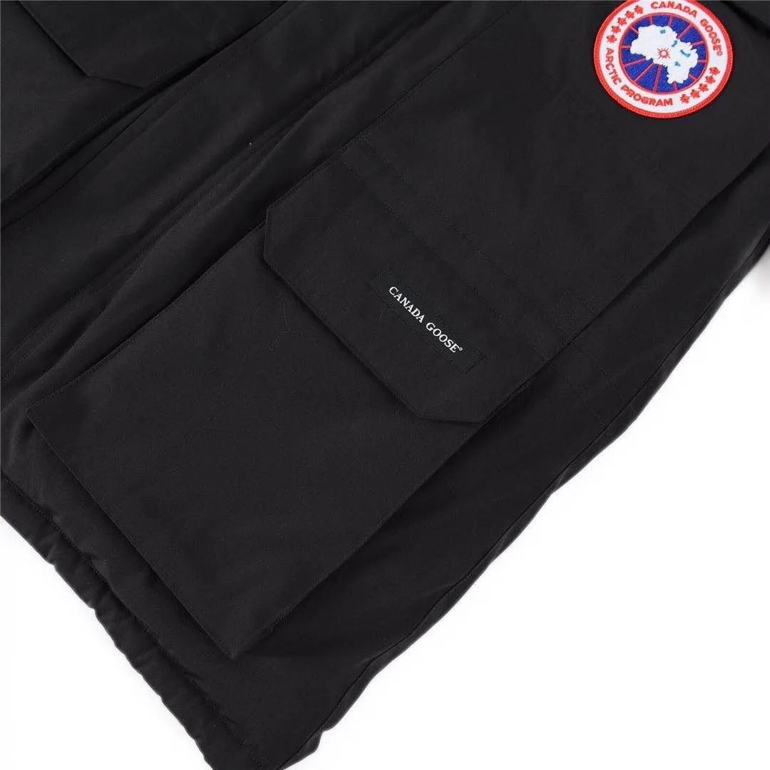 P780 with dust bag) Canada Goose Canada Goose #Expedition expedition parka classic down jacket ➖ Imported 21-count polyester-cotton blended original fabric [last year’s 16-count/18-count hard fabrics have been completely eliminated, this year all use 21-count genuine synchronized fabrics, the soft mid-band feels delicate and textured], genuine synchronized Feather-Light 10D waterproof coated fabric, made of 84.5% polyester fiber and 15.5% cotton, 100% the best feel in the entire network! ➖ The genuine official website is synchronized with the national standard 80 white duck down, you can check the official website customer service, there will never be a series of misleading claims such as 90 down or goose down! ➖ Using the best nylon lining with double double-layer sealing design, velvet-proof No. 7 needle + grid-filled down ready-made garments, there is 100% no so-called velvet running! ➖ The cuffs are designed with thickened seamless threads, and the collar and pockets are lined with top-quality polar fleece to keep you warm and comfortable! ➖ Yoshida YKK provides original custom-made electroplated sliders. YKK two-way lockable zippers are tight and smooth and will not peel off paint! ➖ 3M composite guarantees that the Velcro is the same as the original, durable, and all accessories and hardware are custom-made! ➖ Imported BEHRINGER embroidery machine to customize the 10,000-needle embroidery logo, 98% of which can be reproduced to restore the original logo. You can check and compare on the official website! ➖ The fur collars are all made of large pieces of Western Canadian blue wolf hide, ensuring that each fur collar is 13-15cm wide! 08 models for men and women SIZE: XS S M L XL XXL